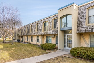 921-941 11th Ave. S in Hopkins, MN - Foto de edificio - Building Photo
