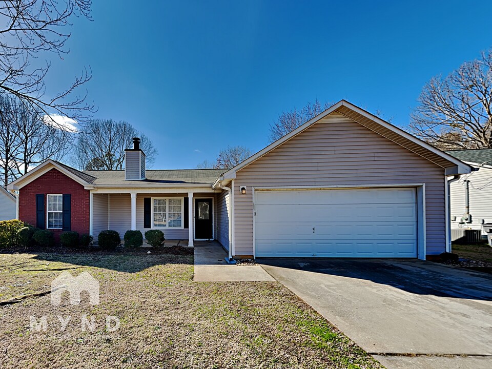 185 Waters Edge Dr in Locust Grove, GA - Foto de edificio