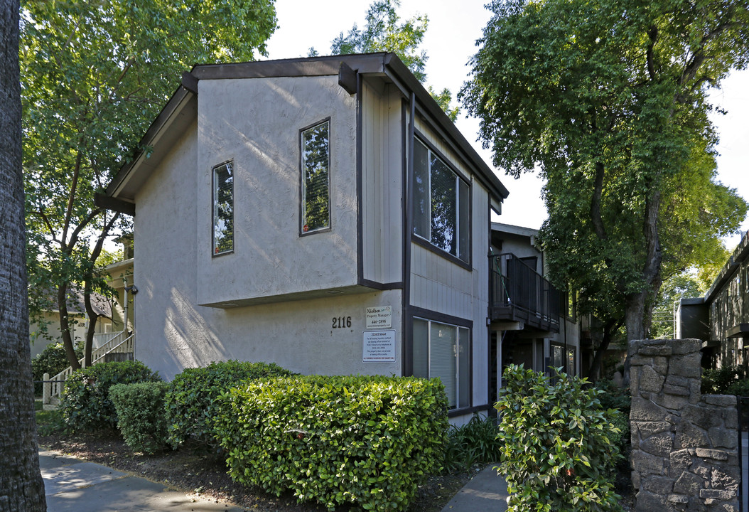 2116 D St in Sacramento, CA - Building Photo