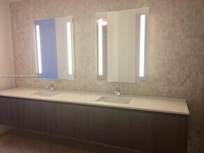 88 SW 7th St, Unit 3402 in Miami, FL - Building Photo - Building Photo