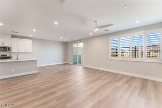 670 Infinity Rdg St in Las Vegas, NV - Building Photo - Building Photo