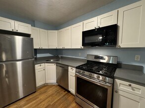 68 Beacon St, Unit 2 in Somerville, MA - Building Photo - Building Photo