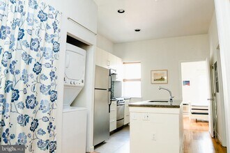 2104 South St, Unit 3 in Philadelphia, PA - Foto de edificio - Building Photo