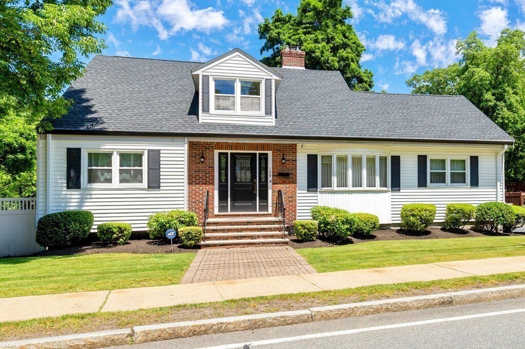 148 Forest St in Winchester, MA - Foto de edificio