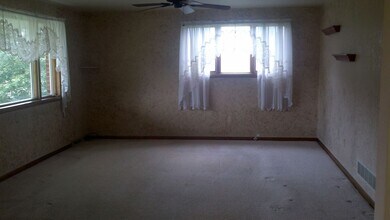 455 Hartmann Rd in Evans City, PA - Building Photo - Building Photo