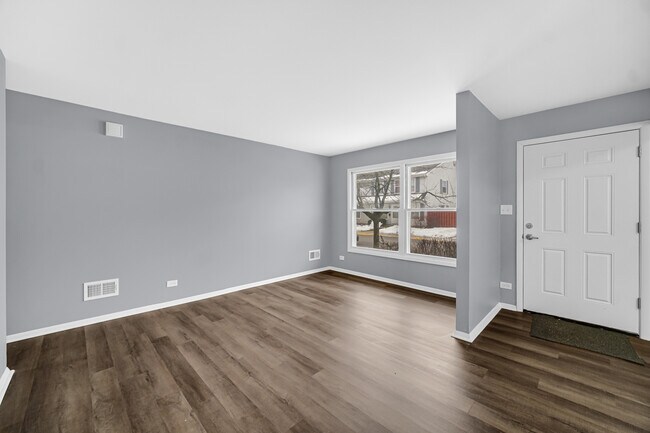 1793 Queensbury Cir in Hoffman Estates, IL - Building Photo - Building Photo