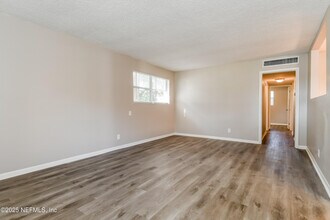 2166 Jammes Rd in Jacksonville, FL - Foto de edificio - Building Photo