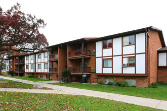 Garden Quarter Apartments in McHenry, IL - Foto de edificio - Building Photo