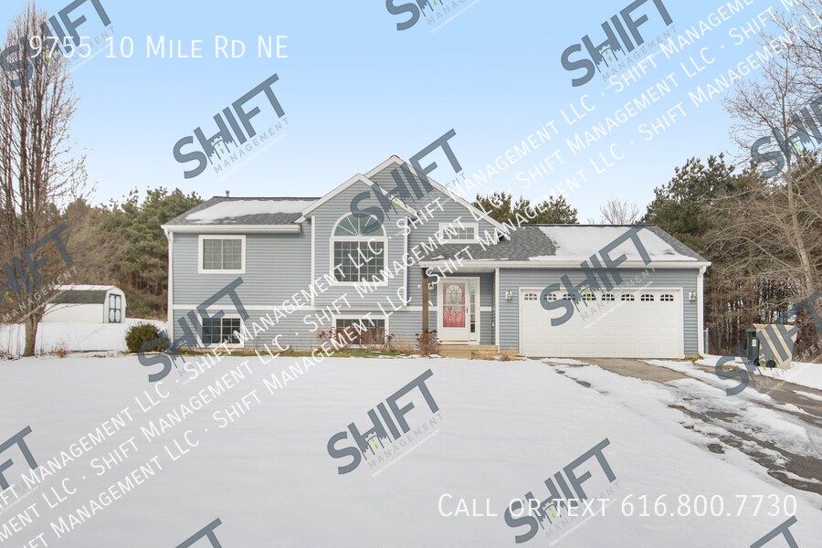 9755 10 Mile Rd NE in Rockford, MI - Building Photo