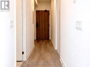 1 Fairview Rd E in Mississauga, ON - Building Photo - Building Photo