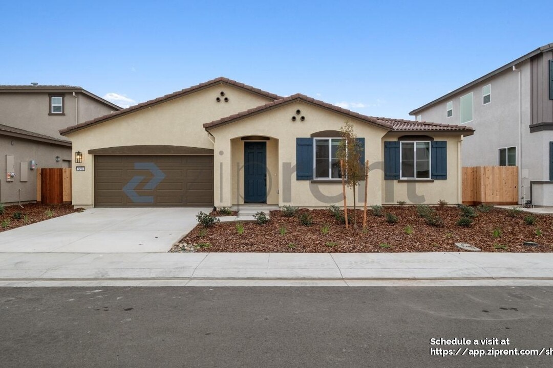 2494 Zellerbach St in Manteca, CA - Building Photo