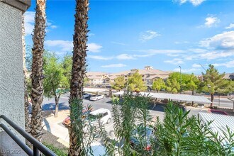 7115 S Durango Dr in Las Vegas, NV - Building Photo - Building Photo