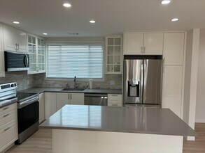 202 Rockwood Dr in South San Francisco, CA - Building Photo - Building Photo