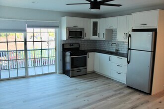 2252 Cornell Dr, Unit B in Costa Mesa, CA - Building Photo - Building Photo