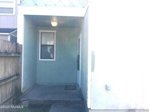 37 Larkspur Ln in Lafayette, LA - Building Photo - Building Photo