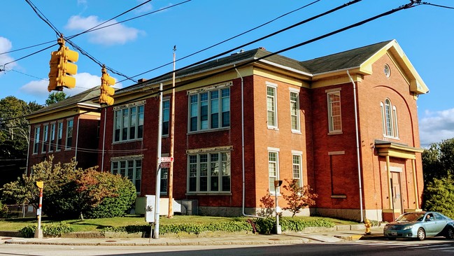 387 Broad St in Central Falls, RI - Building Photo - Building Photo