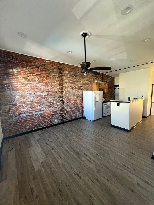 2038 S 4th St in Philadelphia, PA - Building Photo