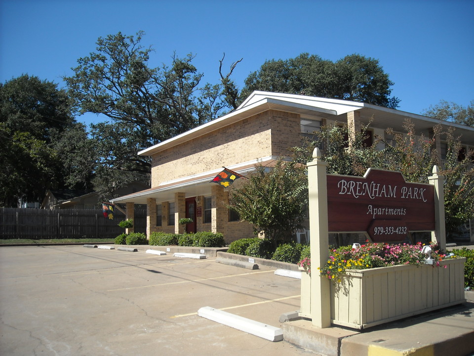 Brenham Park Apartments in Brenham, TX - Building Photo