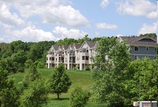 Pineknoll Apartment in Oak Hill, WV - Foto de edificio - Building Photo