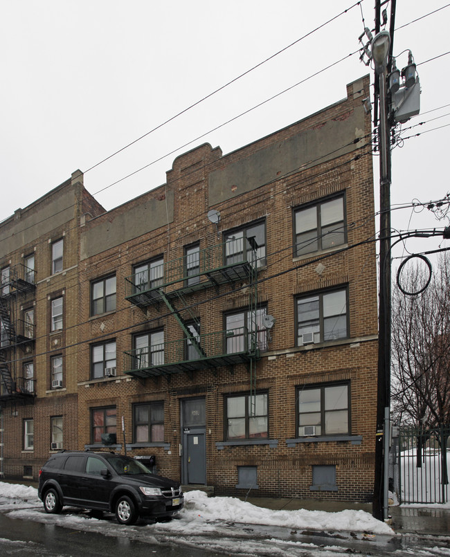92-94 Storms Ave in Jersey City, NJ - Foto de edificio - Building Photo