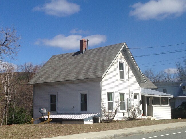 99 Bank Street, Unit Apt C (ground floor) in Lebanon, NH - Foto de edificio - Building Photo
