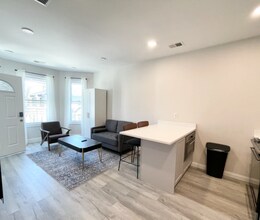 23 Newport St, Unit 2 in Boston, MA - Foto de edificio - Building Photo