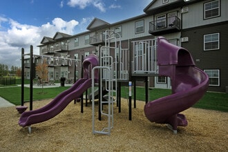 Eleven01 Apartments in Roseau, MN - Foto de edificio - Building Photo