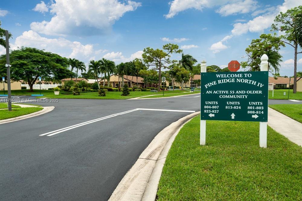 802 Sky Pine Way in Greenacres, FL - Building Photo