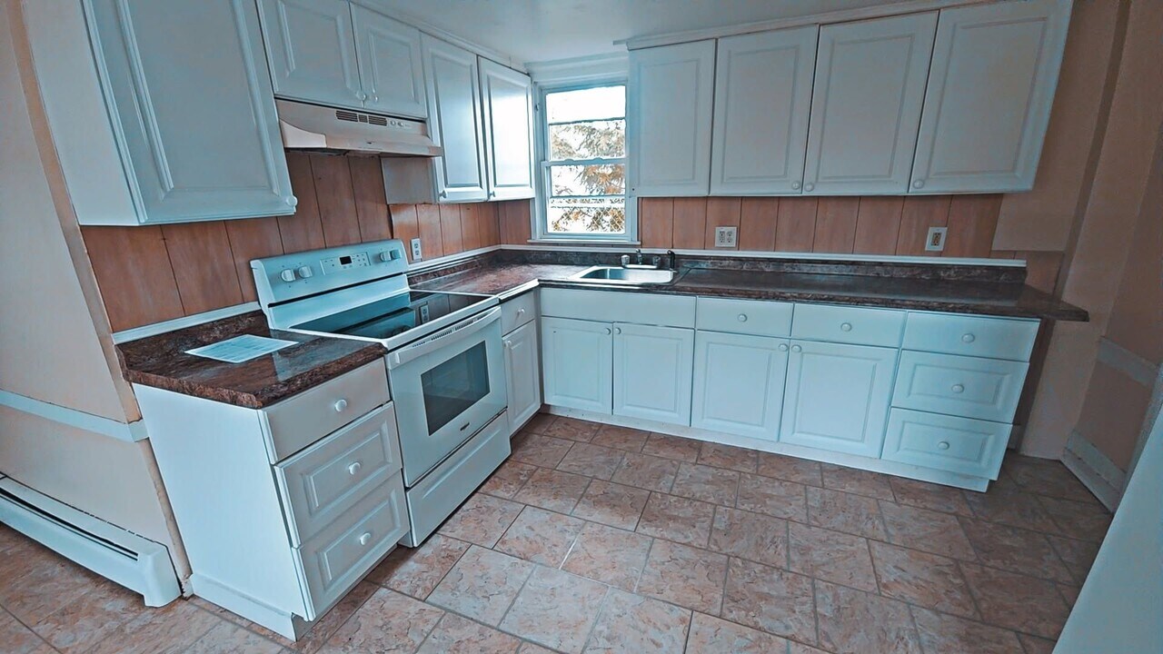 12 Gray Ave in Saco, ME - Building Photo