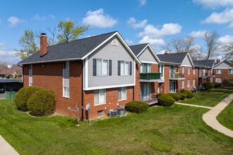Carriage Hill Apartments - Dearborn Heights in Dearborn Heights, MI - Foto de edificio - Building Photo