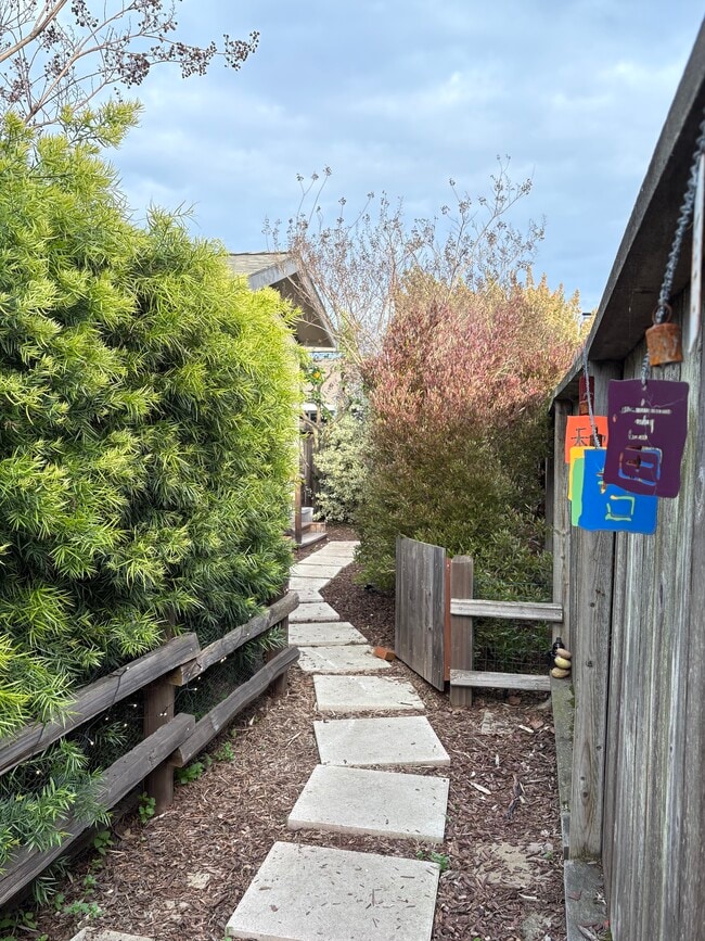 1052 8th Ave in Redwood City, CA - Foto de edificio - Building Photo