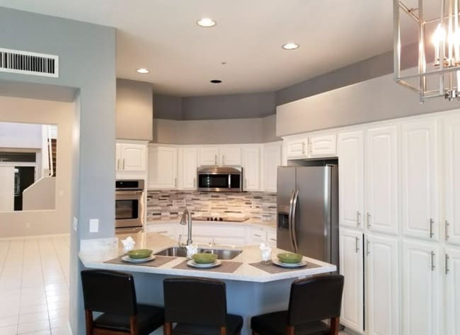 8100 E Camelback Rd in Scottsdale, AZ - Foto de edificio - Building Photo