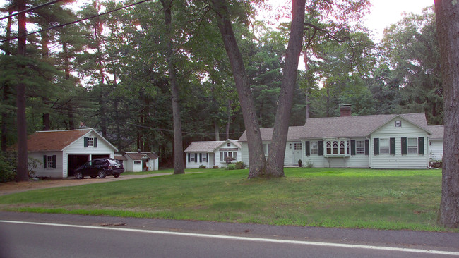 19 Church St in Dover, MA - Foto de edificio - Building Photo