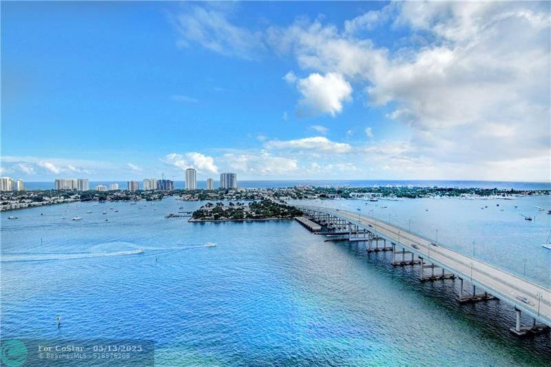 2640 Lake Shore Dr in Riviera Beach, FL - Foto de edificio