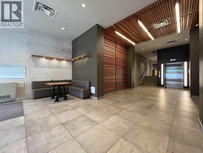 105 2nd St W in North Vancouver, BC - Building Photo - Building Photo