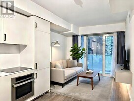 88 Queen St E in Toronto, ON - Building Photo