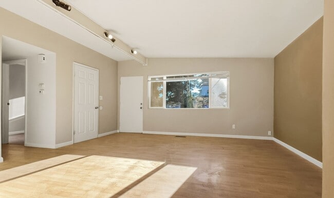 16504 NE 13th St in Bellevue, WA - Building Photo - Building Photo