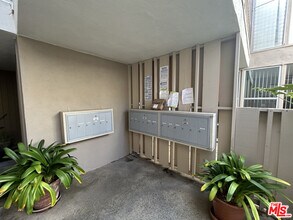 833 Moraga Dr in Los Angeles, CA - Building Photo - Building Photo