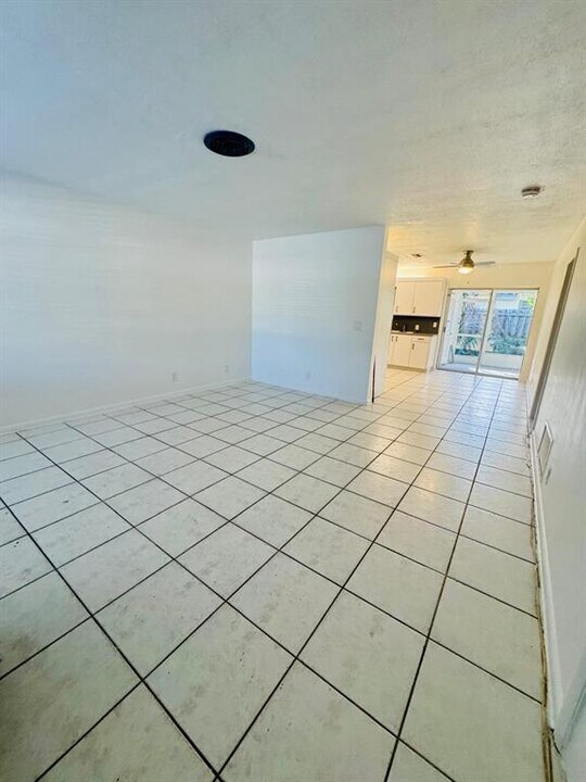 2051 NE 25th Ave, Unit 1 in Pompano Beach, FL - Foto de edificio