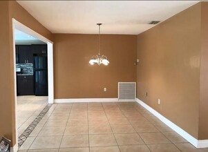 2410 NW 87th Ln in Sunrise, FL - Foto de edificio - Building Photo