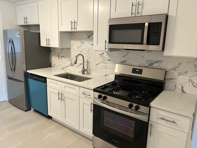 9608 N Greenwood Ave, Unit 2nd West