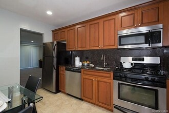 100 Friendly Ct in Babylon, NY - Building Photo - Building Photo