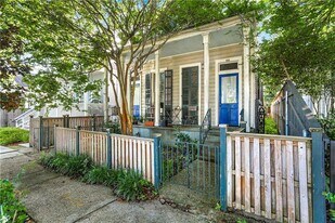 221 Pine St in New Orleans, LA - Building Photo