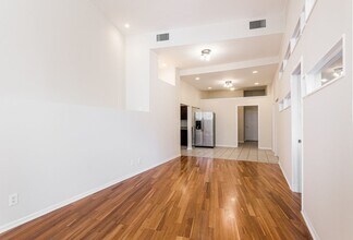 2120 W Grand Ave in Chicago, IL - Building Photo - Building Photo