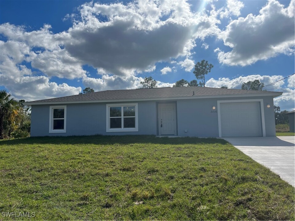 5016 Pike Ln in La Belle, FL - Building Photo