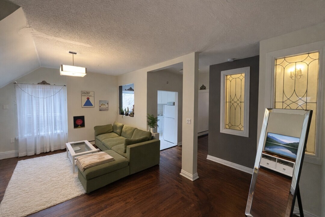 101-103 Spadina Rd in Toronto, ON - Building Photo