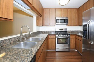 7315 Winnetka Ave in Los Angeles, CA - Foto de edificio - Building Photo