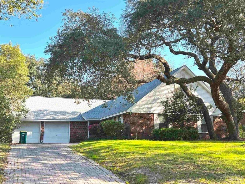 203 Priscilla Dr, Unit Entire Unit in Fort Walton Beach, FL - Building Photo