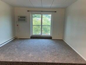 3421 W Chester Pike, Unit B-32 in Newtown Square, PA - Foto de edificio - Building Photo