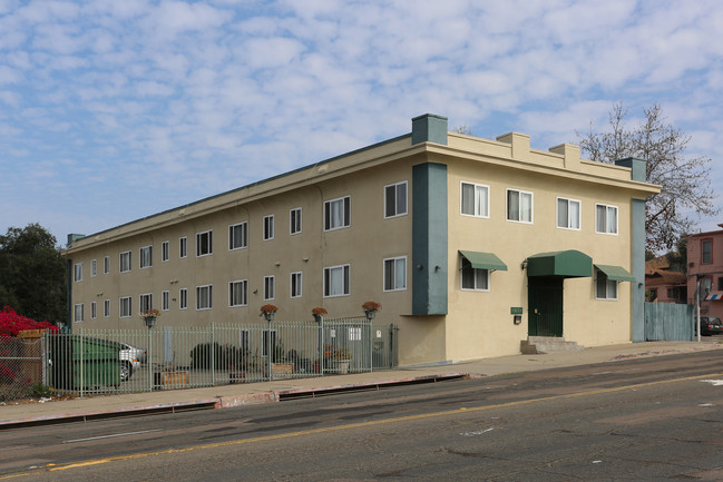 Villa De Oro Apartments in San Diego, CA - Foto de edificio - Building Photo